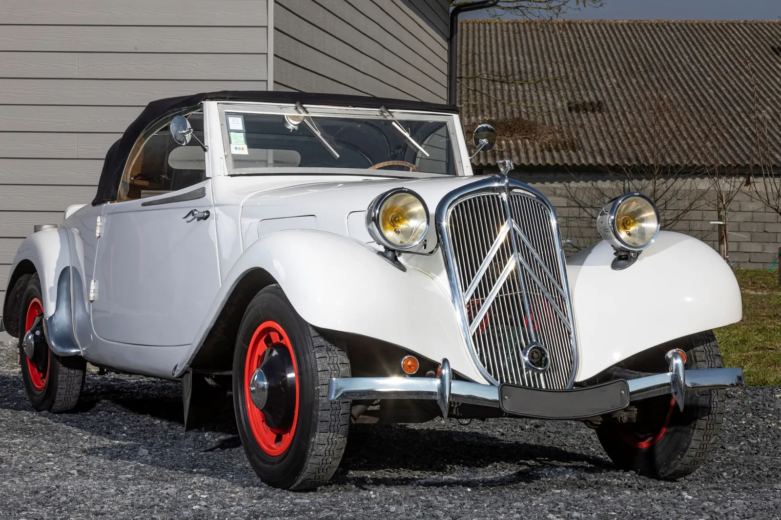 Voiture ancienne en atelier
